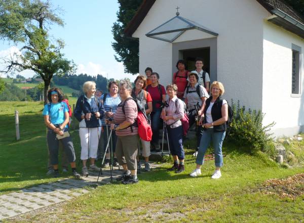 Die Frauengruppe an der Kriegsgedächtniskapelle