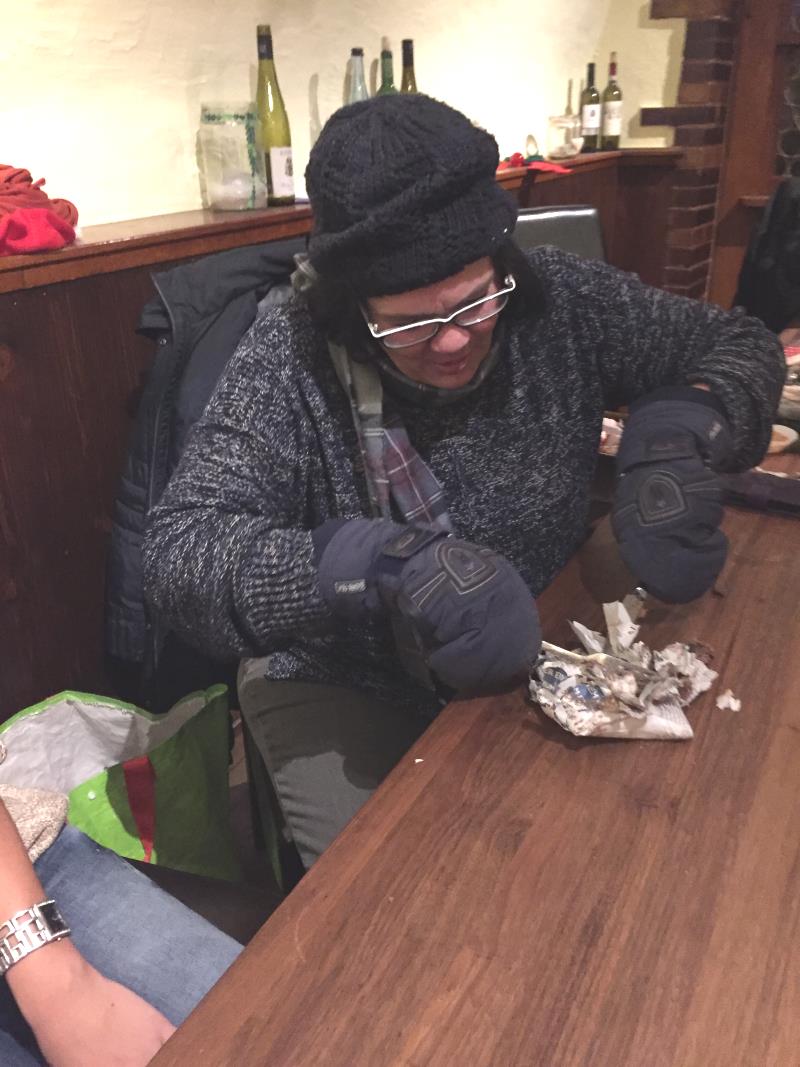 2018 Weihnachtsfeier Schokolade auspacken